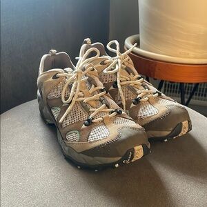 Columbia Pagora Hiking Sneakers Women’s 9.5 Outdoors Grey & Tan
